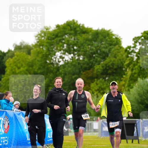 30.08.2026 - Elbe Triathlon Hamburg LAZAROV Photography http://msf.ph/oto/10041188 30.08.2026 16:18:29 Ziel  meine-sportfotos.de