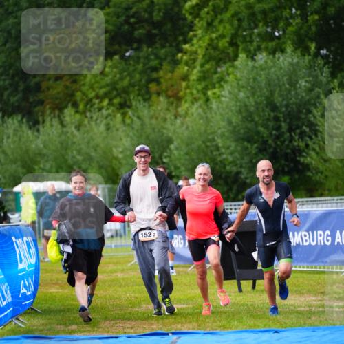 30.08.2026 - Elbe Triathlon Hamburg LAZAROV Photography http://msf.ph/oto/10041460 30.08.2026 16:21:34 Ziel  meine-sportfotos.de