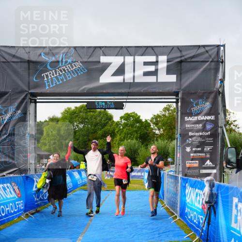 30.08.2026 - Elbe Triathlon Hamburg LAZAROV Photography http://msf.ph/oto/10041498 30.08.2026 16:21:37 Ziel  meine-sportfotos.de