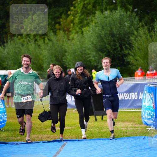 30.08.2026 - Elbe Triathlon Hamburg LAZAROV Photography http://msf.ph/oto/10041590 30.08.2026 16:23:11 Ziel  meine-sportfotos.de
