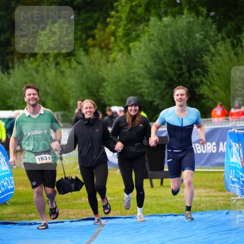 30.08.2026 - Elbe Triathlon Hamburg LAZAROV Photography http://msf.ph/oto/10041596 30.08.2026 16:23:11 Ziel  meine-sportfotos.de