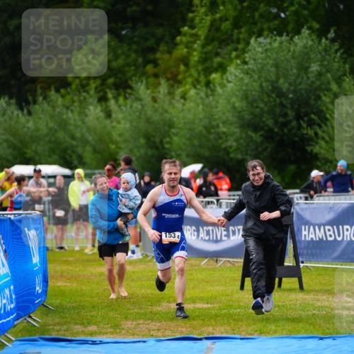 30.08.2026 - Elbe Triathlon Hamburg LAZAROV Photography http://msf.ph/oto/10041949 30.08.2026 16:25:46 Ziel  meine-sportfotos.de