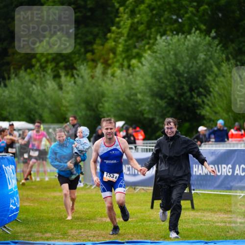 30.08.2026 - Elbe Triathlon Hamburg LAZAROV Photography http://msf.ph/oto/10041960 30.08.2026 16:25:46 Ziel  meine-sportfotos.de
