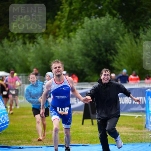 30.08.2026 - Elbe Triathlon Hamburg LAZAROV Photography http://msf.ph/oto/10041985 30.08.2026 16:25:47 Ziel  meine-sportfotos.de