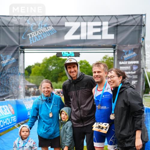 30.08.2026 - Elbe Triathlon Hamburg LAZAROV Photography http://msf.ph/oto/10042250 30.08.2026 16:27:23 Ziel  meine-sportfotos.de