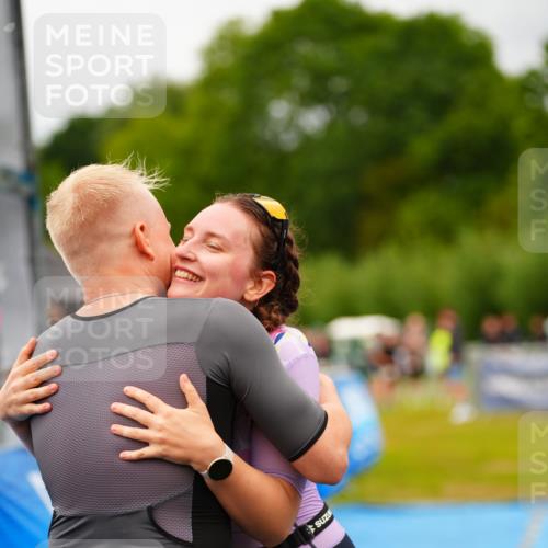 30.08.2026 - Elbe Triathlon Hamburg LAZAROV Photography http://msf.ph/oto/10042366 30.08.2026 16:27:35 Ziel  meine-sportfotos.de