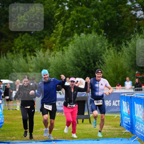 30.08.2026 - Elbe Triathlon Hamburg LAZAROV Photography http://msf.ph/oto/10042471 30.08.2026 16:28:19 Ziel  meine-sportfotos.de