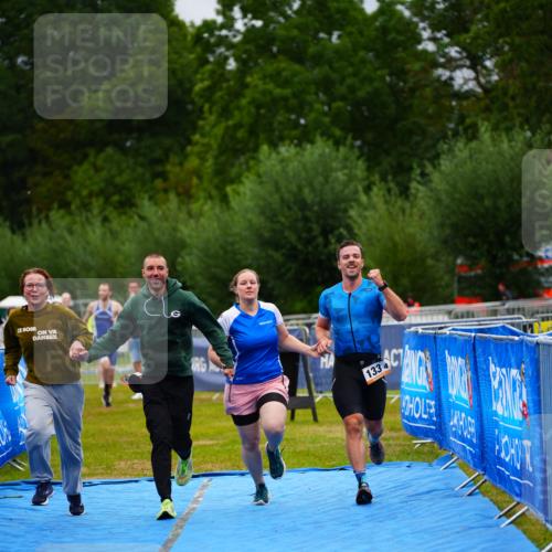 30.08.2026 - Elbe Triathlon Hamburg LAZAROV Photography http://msf.ph/oto/10043105 30.08.2026 16:33:39 Ziel  meine-sportfotos.de