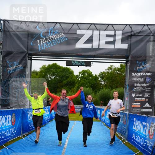 30.08.2026 - Elbe Triathlon Hamburg LAZAROV Photography http://msf.ph/oto/10043426 30.08.2026 16:35:32 Ziel  meine-sportfotos.de