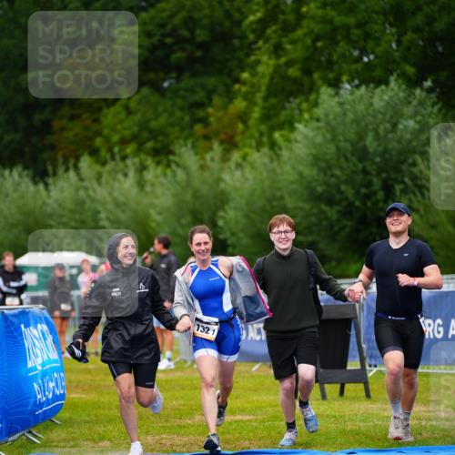 30.08.2026 - Elbe Triathlon Hamburg LAZAROV Photography http://msf.ph/oto/10043520 30.08.2026 16:37:23 Ziel  meine-sportfotos.de