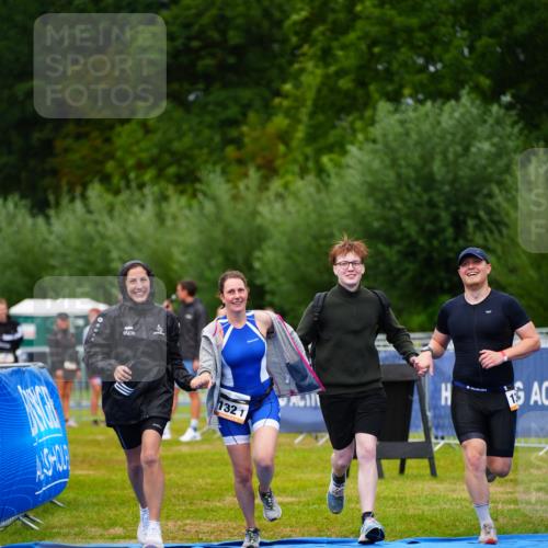 30.08.2026 - Elbe Triathlon Hamburg LAZAROV Photography http://msf.ph/oto/10043526 30.08.2026 16:37:24 Ziel  meine-sportfotos.de