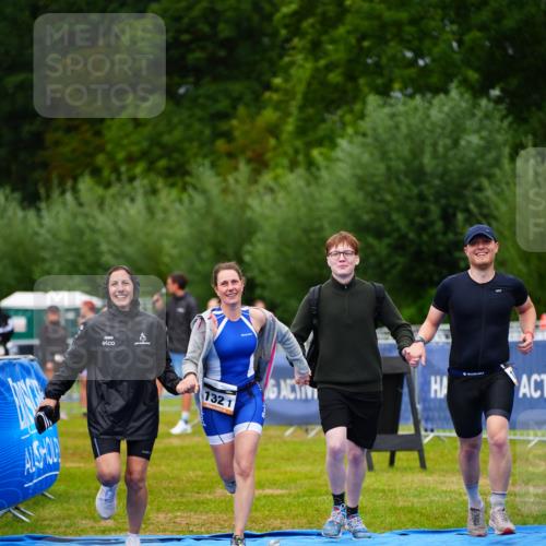 30.08.2026 - Elbe Triathlon Hamburg LAZAROV Photography http://msf.ph/oto/10043531 30.08.2026 16:37:24 Ziel  meine-sportfotos.de