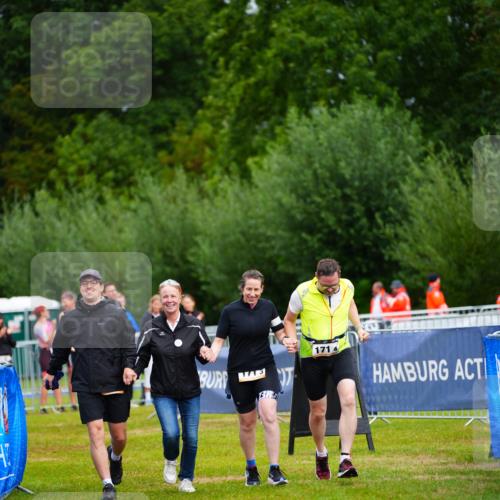 30.08.2026 - Elbe Triathlon Hamburg LAZAROV Photography http://msf.ph/oto/10044053 30.08.2026 16:40:25 Ziel  meine-sportfotos.de