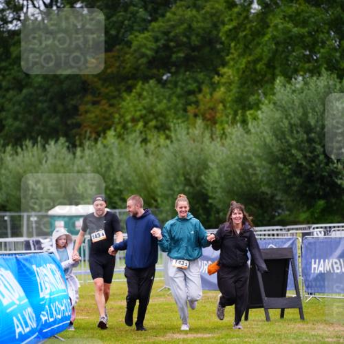 30.08.2026 - Elbe Triathlon Hamburg LAZAROV Photography http://msf.ph/oto/10045350 30.08.2026 17:02:10 Ziel  meine-sportfotos.de