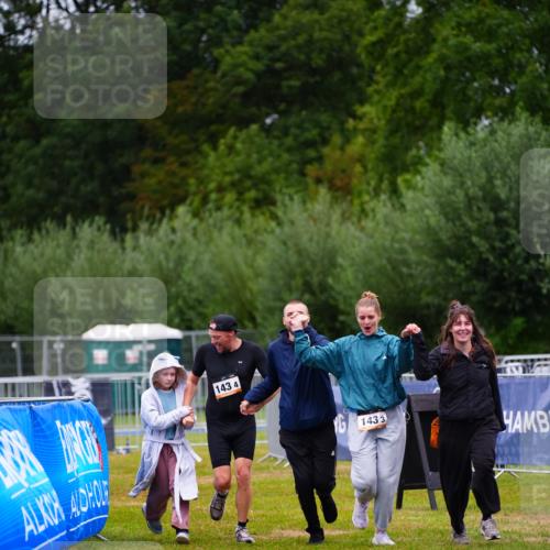 30.08.2026 - Elbe Triathlon Hamburg LAZAROV Photography http://msf.ph/oto/10045372 30.08.2026 17:02:11 Ziel  meine-sportfotos.de