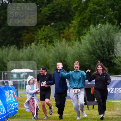 30.08.2026 - Elbe Triathlon Hamburg LAZAROV Photography http://msf.ph/oto/10045384 30.08.2026 17:02:12 Ziel  meine-sportfotos.de