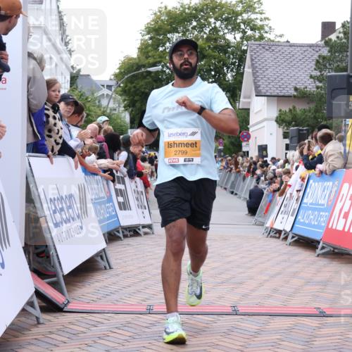30.08.2026 - Blankeneser Heldenlauf Lena Gebhardt http://msf.ph/oto/10045727 30.08.2026 11:51:23 Ziel 2158, 2159, 2799 meine-sportfotos.de