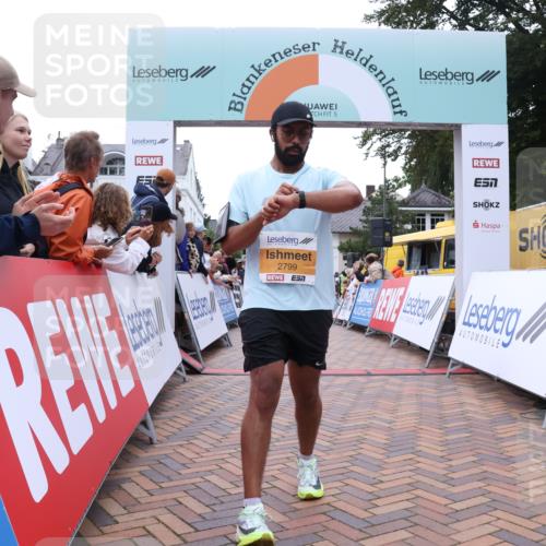 30.08.2026 - Blankeneser Heldenlauf Lena Gebhardt http://msf.ph/oto/10045758 30.08.2026 11:51:25 Ziel 2158, 2159, 2504, 2799 meine-sportfotos.de