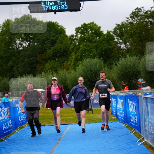 30.08.2026 - Elbe Triathlon Hamburg LAZAROV Photography http://msf.ph/oto/10045766 30.08.2026 17:05:03 Ziel  meine-sportfotos.de