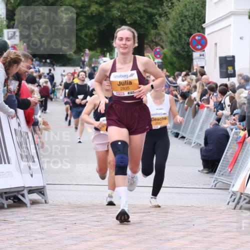 30.08.2026 - Blankeneser Heldenlauf Lena Gebhardt http://msf.ph/oto/10045825 30.08.2026 11:51:33 Ziel 2504, 2508, 2517, 2835 meine-sportfotos.de