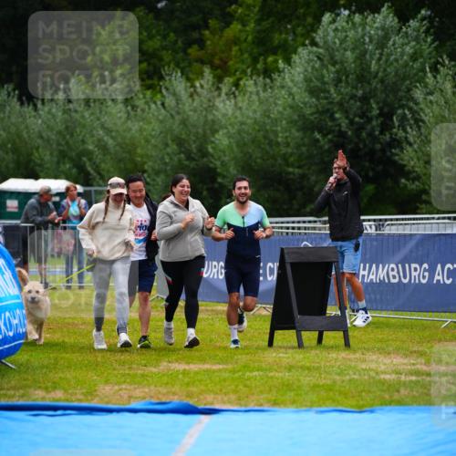 30.08.2026 - Elbe Triathlon Hamburg LAZAROV Photography http://msf.ph/oto/10045881 30.08.2026 17:09:44 Ziel  meine-sportfotos.de