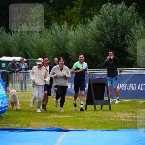 30.08.2026 - Elbe Triathlon Hamburg LAZAROV Photography http://msf.ph/oto/10045888 30.08.2026 17:09:45 Ziel  meine-sportfotos.de
