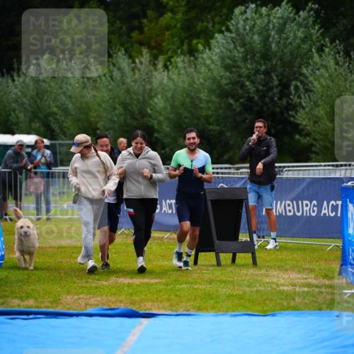 30.08.2026 - Elbe Triathlon Hamburg LAZAROV Photography http://msf.ph/oto/10045894 30.08.2026 17:09:45 Ziel  meine-sportfotos.de