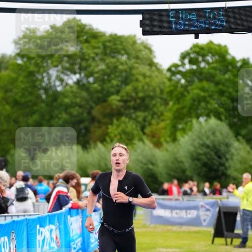 30.08.2026 - Elbe Triathlon Hamburg LAZAROV Photography http://msf.ph/oto/10047120 30.08.2026 10:28:30 Ziel 322 meine-sportfotos.de