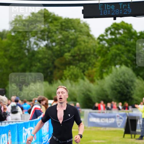 30.08.2026 - Elbe Triathlon Hamburg LAZAROV Photography http://msf.ph/oto/10047126 30.08.2026 10:28:31 Ziel 322 meine-sportfotos.de