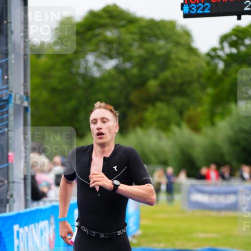 30.08.2026 - Elbe Triathlon Hamburg LAZAROV Photography http://msf.ph/oto/10047143 30.08.2026 10:28:31 Ziel 322 meine-sportfotos.de