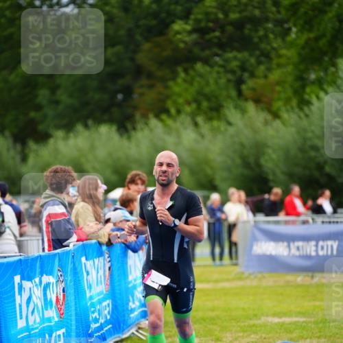 30.08.2026 - Elbe Triathlon Hamburg LAZAROV Photography http://msf.ph/oto/10047191 30.08.2026 10:28:51 Ziel 255 meine-sportfotos.de