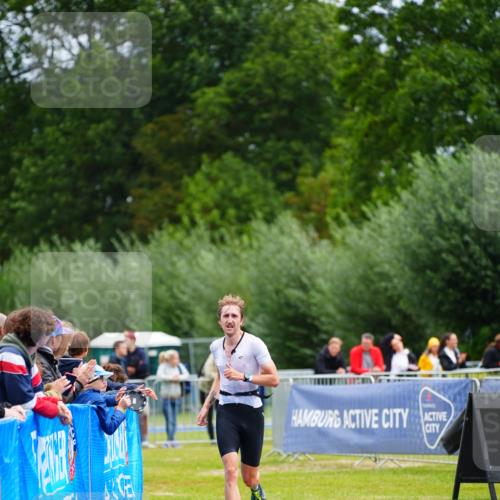 30.08.2026 - Elbe Triathlon Hamburg LAZAROV Photography http://msf.ph/oto/10047421 30.08.2026 10:30:24 Ziel 317 meine-sportfotos.de
