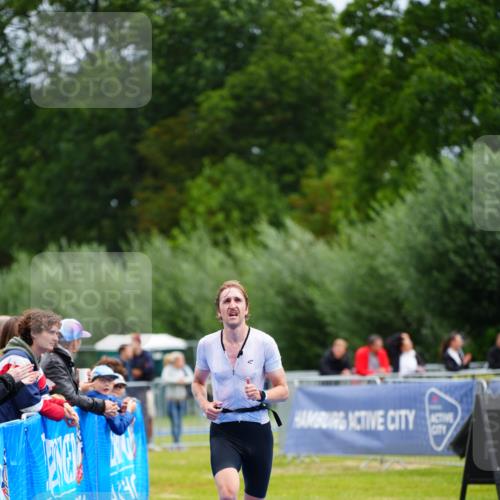 30.08.2026 - Elbe Triathlon Hamburg LAZAROV Photography http://msf.ph/oto/10047439 30.08.2026 10:30:25 Ziel 317 meine-sportfotos.de