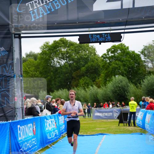 30.08.2026 - Elbe Triathlon Hamburg LAZAROV Photography http://msf.ph/oto/10047452 30.08.2026 10:30:26 Ziel 317 meine-sportfotos.de