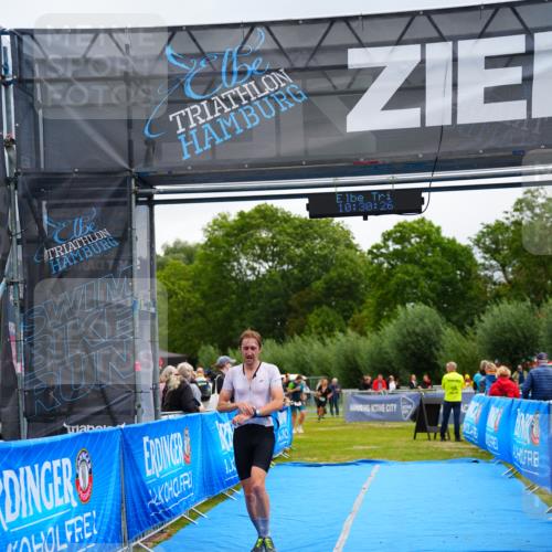 30.08.2026 - Elbe Triathlon Hamburg LAZAROV Photography http://msf.ph/oto/10047457 30.08.2026 10:30:27 Ziel 317 meine-sportfotos.de