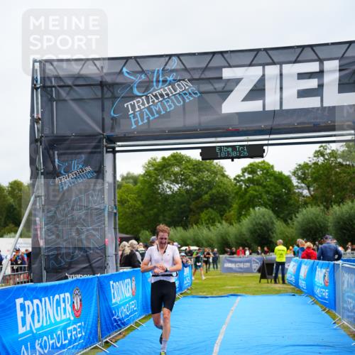 30.08.2026 - Elbe Triathlon Hamburg LAZAROV Photography http://msf.ph/oto/10047464 30.08.2026 10:30:27 Ziel 317 meine-sportfotos.de