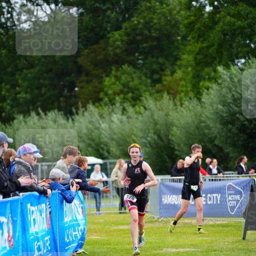 30.08.2026 - Elbe Triathlon Hamburg LAZAROV Photography http://msf.ph/oto/10047734 30.08.2026 10:31:27 Ziel 328 meine-sportfotos.de