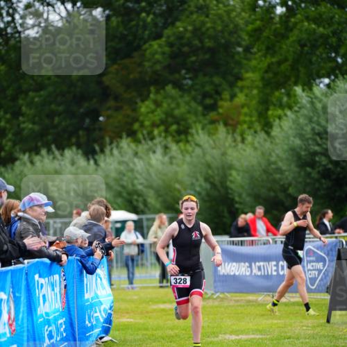 30.08.2026 - Elbe Triathlon Hamburg LAZAROV Photography http://msf.ph/oto/10047738 30.08.2026 10:31:27 Ziel 328 meine-sportfotos.de