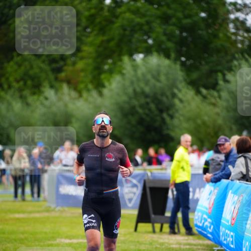 30.08.2026 - Elbe Triathlon Hamburg LAZAROV Photography http://msf.ph/oto/10047968 30.08.2026 10:32:25 Ziel 295 meine-sportfotos.de