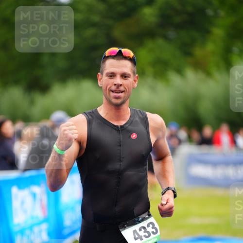 30.08.2026 - Elbe Triathlon Hamburg LAZAROV Photography http://msf.ph/oto/10048152 30.08.2026 10:32:53 Ziel 298, 433 meine-sportfotos.de