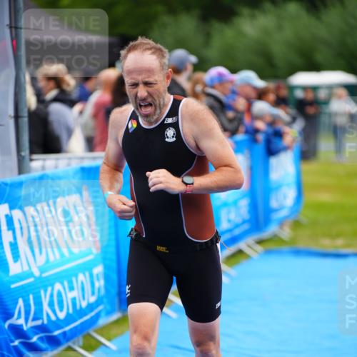 30.08.2026 - Elbe Triathlon Hamburg LAZAROV Photography http://msf.ph/oto/10048231 30.08.2026 10:32:59 Ziel 298 meine-sportfotos.de