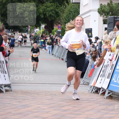 30.08.2026 - Blankeneser Heldenlauf Lena Gebhardt http://msf.ph/oto/10048578 30.08.2026 11:55:28 Ziel 2401, 2649, 2864 meine-sportfotos.de