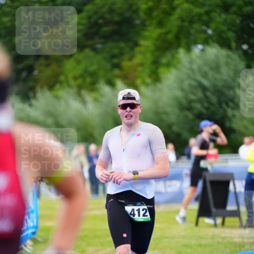 30.08.2026 - Elbe Triathlon Hamburg LAZAROV Photography http://msf.ph/oto/10048860 30.08.2026 10:34:22 Ziel 412 meine-sportfotos.de