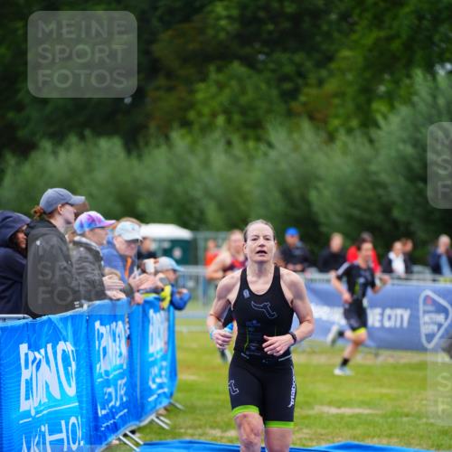 30.08.2026 - Elbe Triathlon Hamburg LAZAROV Photography http://msf.ph/oto/10048968 30.08.2026 10:34:46 Ziel 356, 385 meine-sportfotos.de
