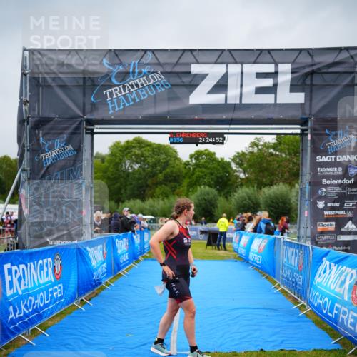 30.08.2026 - Elbe Triathlon Hamburg LAZAROV Photography http://msf.ph/oto/10049065 30.08.2026 10:34:56 Ziel  meine-sportfotos.de