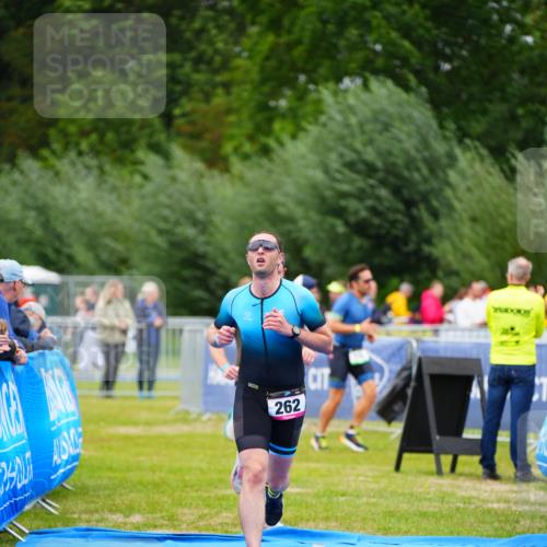 30.08.2026 - Elbe Triathlon Hamburg LAZAROV Photography http://msf.ph/oto/10049225 30.08.2026 10:35:18 Ziel 251, 262 meine-sportfotos.de