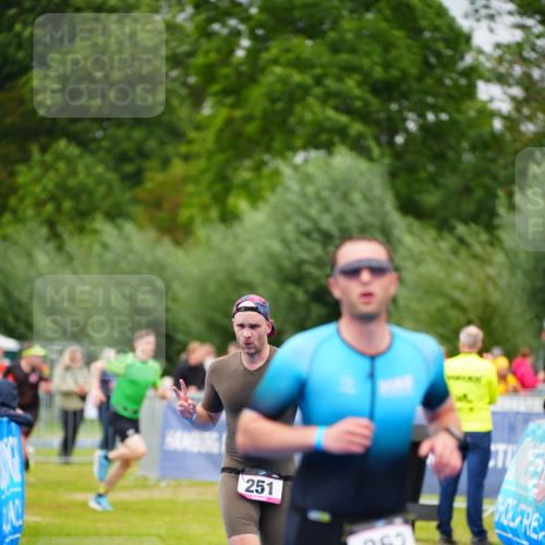 30.08.2026 - Elbe Triathlon Hamburg LAZAROV Photography http://msf.ph/oto/10049253 30.08.2026 10:35:20 Ziel 251, 262, 325 meine-sportfotos.de