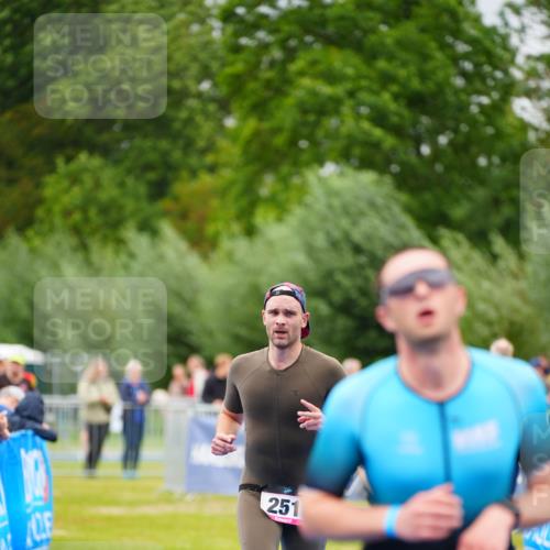 30.08.2026 - Elbe Triathlon Hamburg LAZAROV Photography http://msf.ph/oto/10049257 30.08.2026 10:35:21 Ziel 251, 262, 325 meine-sportfotos.de
