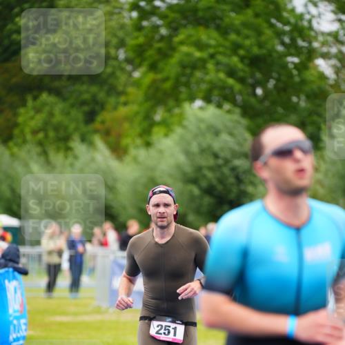 30.08.2026 - Elbe Triathlon Hamburg LAZAROV Photography http://msf.ph/oto/10049263 30.08.2026 10:35:21 Ziel 251, 262, 325 meine-sportfotos.de
