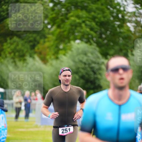 30.08.2026 - Elbe Triathlon Hamburg LAZAROV Photography http://msf.ph/oto/10049269 30.08.2026 10:35:21 Ziel 251, 262, 325 meine-sportfotos.de